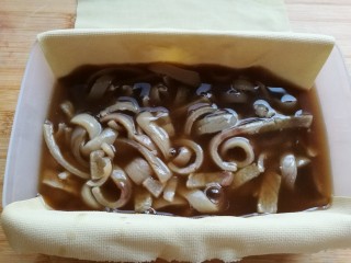 12、豆皮猪皮冻,然后将肉皮汤中的料包、葱姜取出，把肉皮汤盛入保鲜盒中。