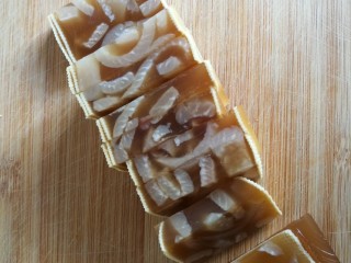 15、豆皮猪皮冻,摆盘时切成自己喜欢的形状。