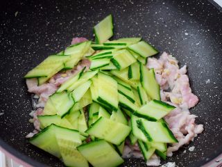 10、黄瓜鸡蛋炒肉片,放入黄瓜
