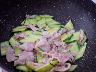 11、黄瓜鸡蛋炒肉片,翻炒至断生