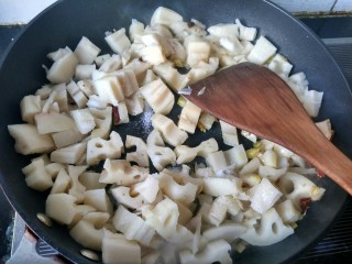 7、酸辣藕丁,放盐，翻炒。