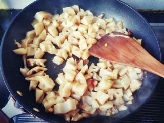 10、酸辣藕丁,翻炒均匀，可以出锅了。