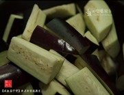1、咸鱼茄子煲,紫茄洗净,切成长条,在淡盐水中浸泡,取出,沥干水分待用。