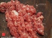 5、咸鱼茄子煲,猪肉洗净,剁碎成猪肉糜。