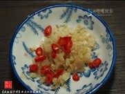 6、咸鱼茄子煲,将蒜头去皮剁碎,辣椒洗净切碎,姜洗净切碎。