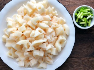 2、糖醋藕丁,藕去皮切丁，葱切段