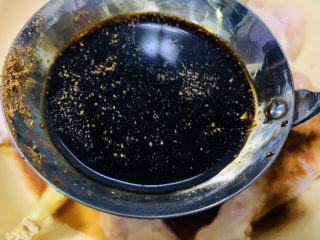 8、蜜汁鸡腿,加酱油;