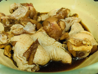 11、蜜汁鸡腿,第二天取出,搅拌均匀;