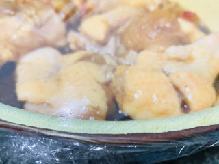 10、蜜汁鸡腿,用保鲜膜包住碗,放冰箱腌制一个晚上;