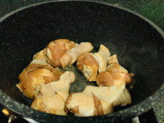 12、蜜汁鸡腿,锅里加少许油,把腌制完的鸡腿,一个个夹入锅内,先煎一面,千万不要加任何汤汁;