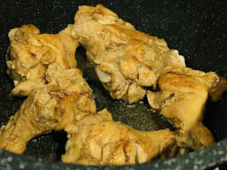 13、蜜汁鸡腿,一面金黄,再煎另一面;