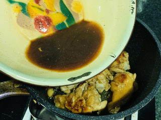 15、蜜汁鸡腿,加入腌制的料汁;