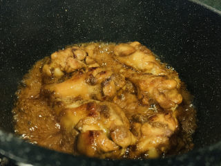 17、蜜汁鸡腿,将料汁搅拌均匀,中火焖煮至汤汁浓稠,中间需要搅拌几次,避免糊底;