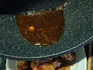 18、蜜汁鸡腿,汤汁收汁,剩一点,就可以起锅了,把鸡腿夹入碗内,汤汁浇到鸡腿上;