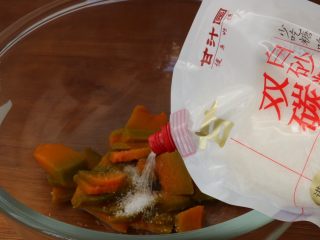 3、南瓜发面饼,南瓜加入白砂糖压成泥