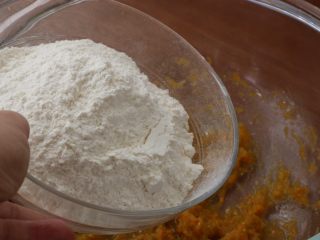 5、南瓜发面饼,加入面粉