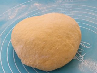 8、南瓜发面饼,揉成面团