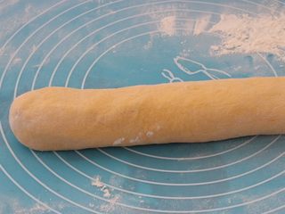 11、南瓜发面饼,搓成长条状