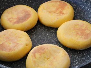 17、南瓜发面饼,两面上色,体积膨胀即可出锅