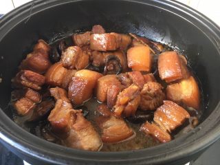 17、红烧肉,收汁汤汁浓稠即可。