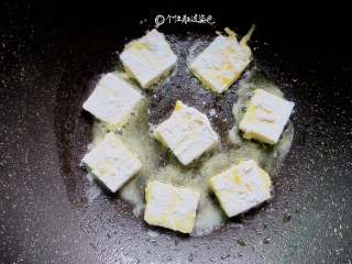 5、多福豆腐,平底锅烧热，放入少许油，放入豆腐块小火煎