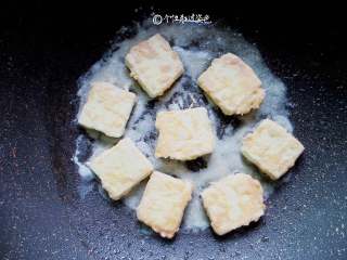 6、多福豆腐,豆腐块每一面都煎成金黄脆皮，出锅