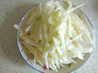 2、白菜烧干豆腐,白菜帮切顺条