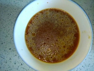 4、白菜烧干豆腐,小碗中放入两勺生抽一勺醋，适量香油，适量淀粉，适量清水，调匀