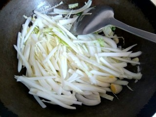 6、白菜烧干豆腐,放入白菜翻炒