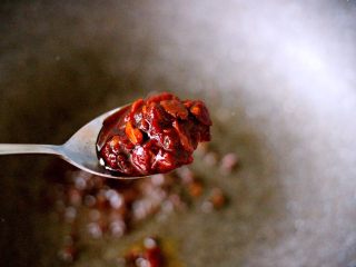 8、绿色美食+酱爆菜花,再加入郫县豆瓣酱