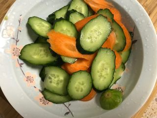 1、木须大虾,先做好准备工作：黄瓜胡萝卜切片。