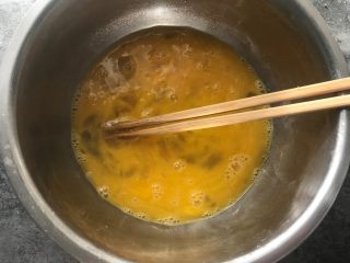 2、木须大虾,鸡蛋打散。