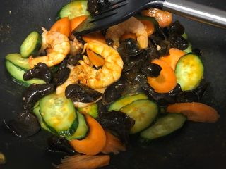 8、木须大虾,待大虾和木耳基本熟了加入黄瓜片胡萝卜片，翻炒均匀。