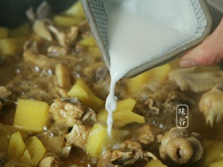 12、菠萝鸡,最后倒入淀粉水（淀粉兑水搅拌均匀）翻炒至汁水浓稠即可