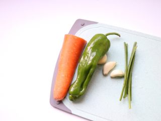 2、蚝油杏鲍菇,半根胡萝卜，青椒、蒜瓣、葱叶