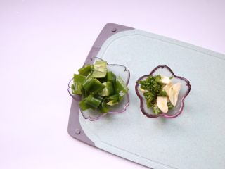 3、蚝油杏鲍菇,青椒切均等小片，蒜瓣切片，切葱花