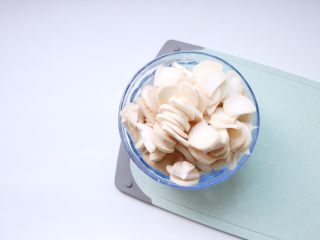 5、蚝油杏鲍菇,杏鲍菇对半切开切片