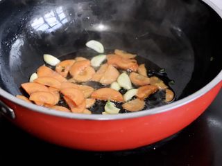 7、蚝油杏鲍菇,放入胡萝卜翻炒