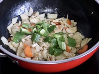 12、蚝油杏鲍菇,放入青椒片