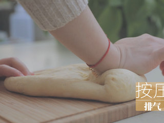 3、小小牛牛堡「厨娘物语」,启动面包机的发酵功能，让面团发酵至2倍大。（没有面包机也可以用烤箱来发酵，面包的第一次发酵温度在26-28度左右）