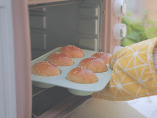 5、小小牛牛堡「厨娘物语」,发酵好后取出，在表面刷上蛋液撒上白芝麻放入烤箱，175度烤15分钟左右。