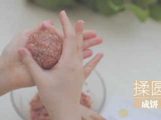 9、小小牛牛堡「厨娘物语」,取50g牛肉末整形成小饼状备用。