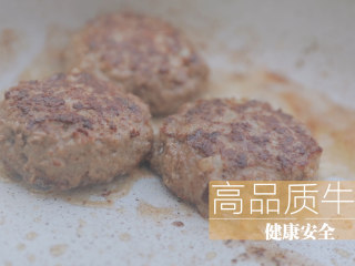 10、小小牛牛堡「厨娘物语」,锅内倒入20ml食用油，将牛肉饼两面煎熟盛出备用。