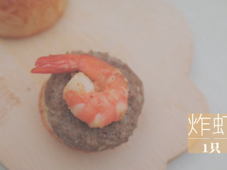 12、小小牛牛堡「厨娘物语」,将烤好的汉堡胚对半切开，放入1块牛肉饼，1只炸虾，淋上千岛酱。