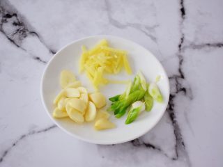 3、红烧虾,姜切片，蒜切片，葱切葱花