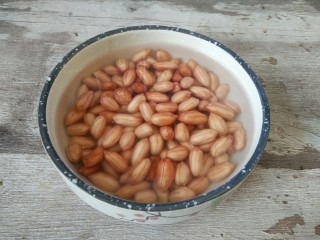 9、#猪年#花生猪皮冻,花生米提前三个小时浸泡