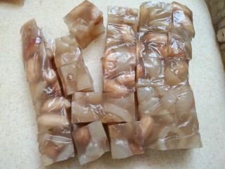 15、#猪年#花生猪皮冻,切成想要的小块儿！可以直接食用！可以蘸料汁！完成！