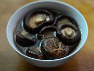 1、酱烧土豆鸡翅,香菇用温水泡软