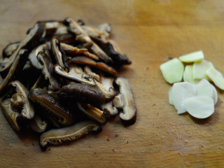 2、酱烧土豆鸡翅,随后切成细丝，姜蒜切片