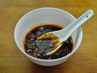 4、酱烧土豆鸡翅,黄豆酱、豆瓣酱、酱油、料酒、白糖调成酱汁待用